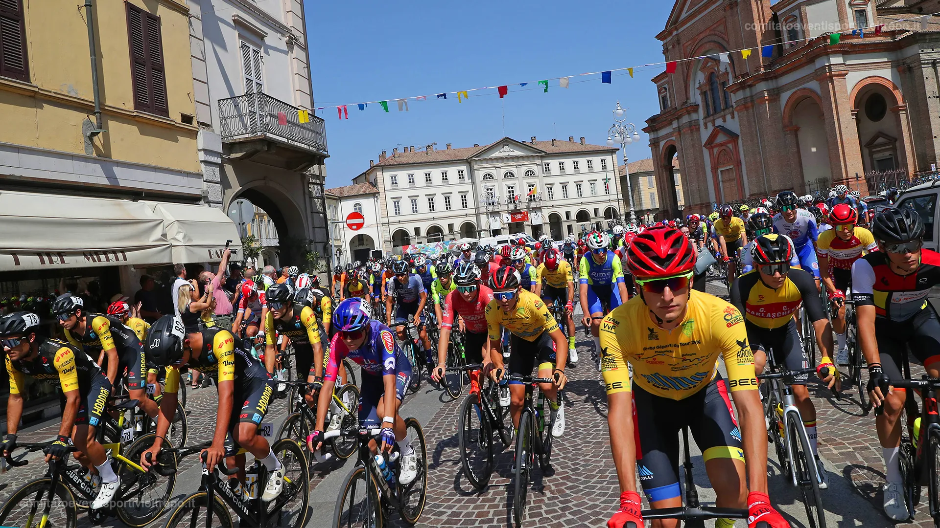 Il gruppo di ciclisti alla partenza della Freccia dei Vini 2025, tra il pubblico in piazza